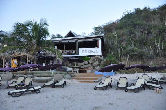O famoso bar 'Do Brazil' na Shell Beach em Gustavia, capital de St. Barth - Caribe